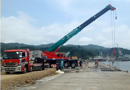 復興作業をする人々